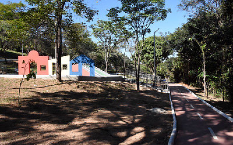 Moradores de Contagem transformam área degradada em parque ecológico comunitário