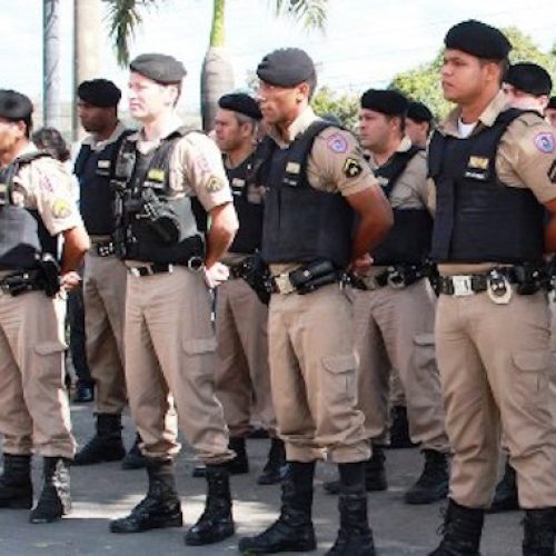 Operação da Polícia Militar apreende armas e drogas em bairro de Contagem