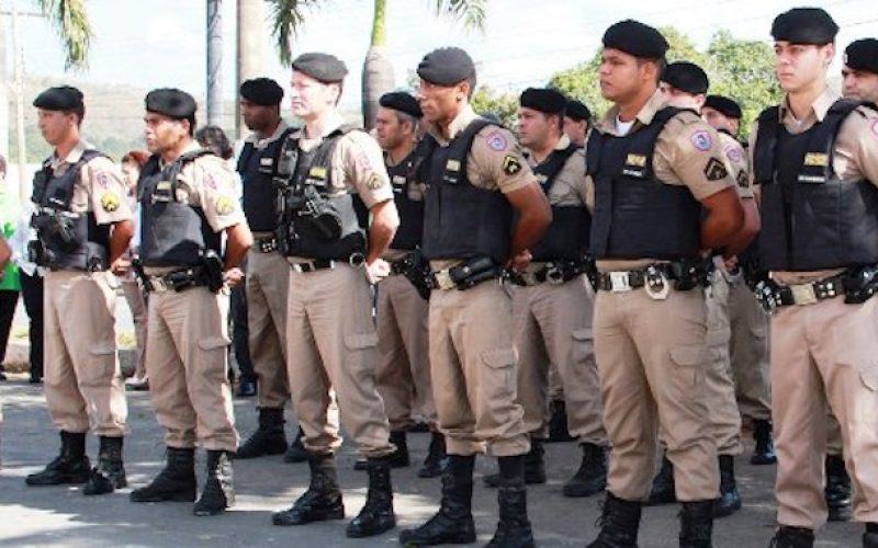 Operação da Polícia Militar apreende armas e drogas em bairro de Contagem
